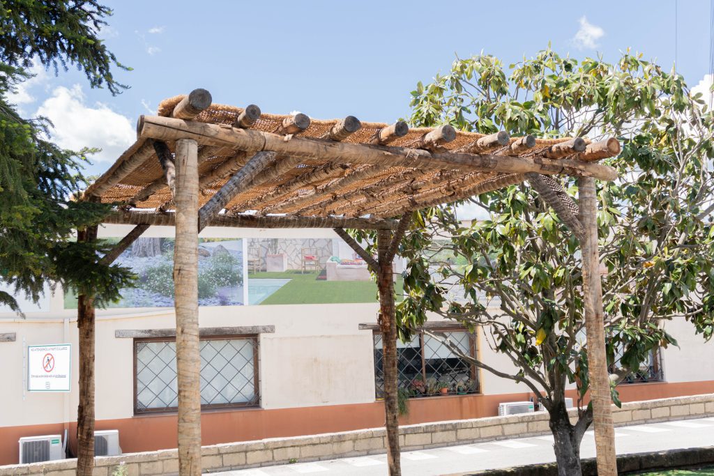 pergola eucalipto con sombreo coco
