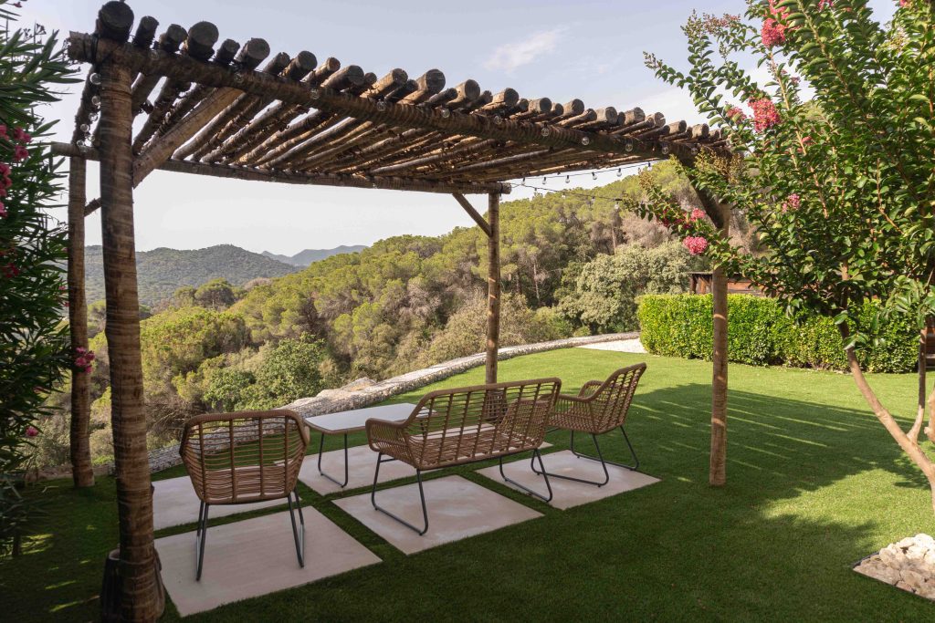pergola eucalipto en jardin
